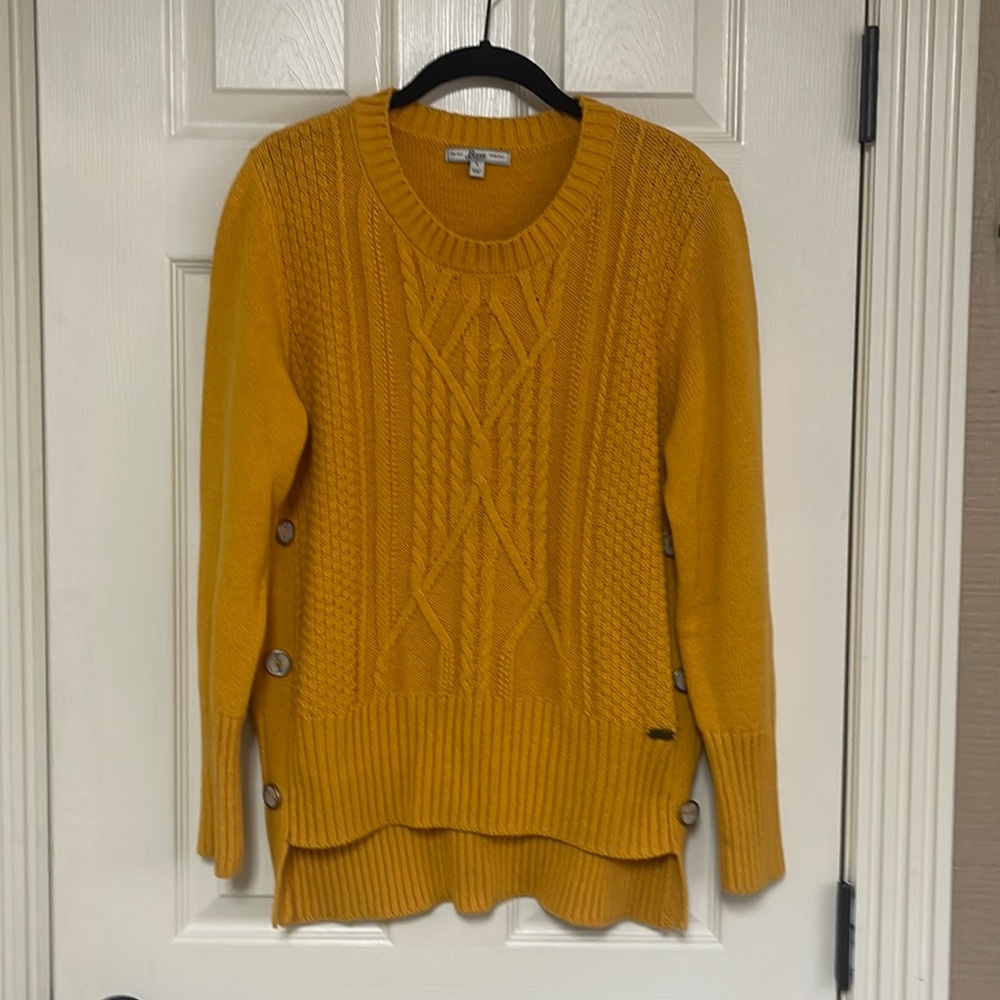 Bass sweater size large. Great condition! Gold color.